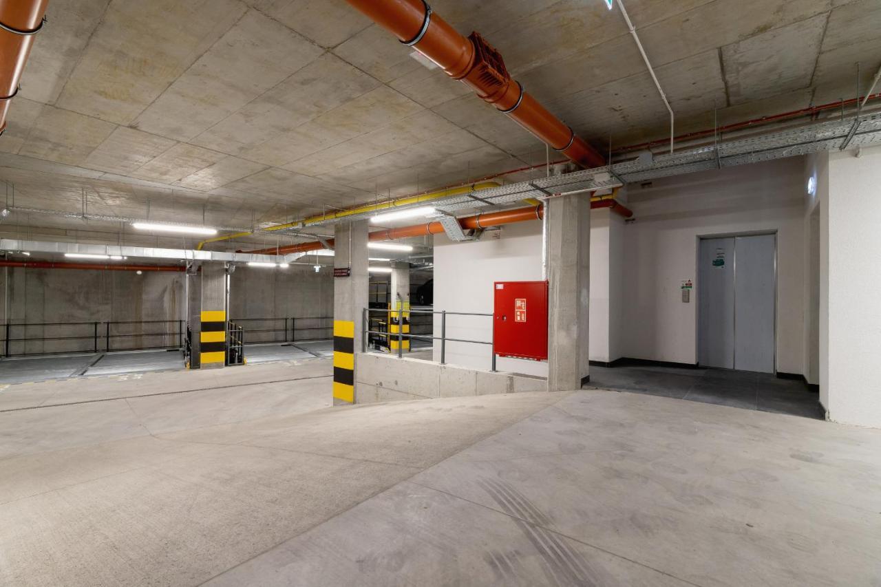 Cracow Bronowicka With Parking By Renters Apartamento